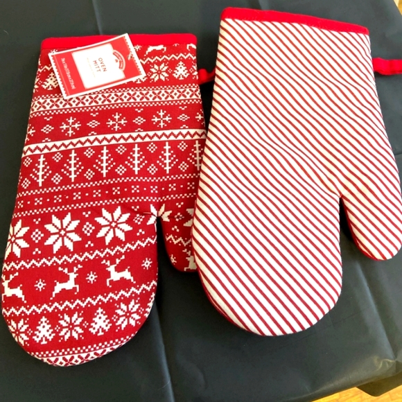 Other - SnowFlake Oven Mittens NWT